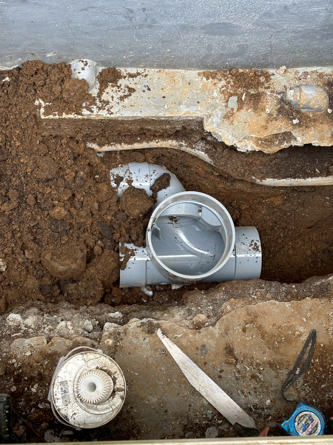 外のマスが壊れて排水管が詰まるの写真