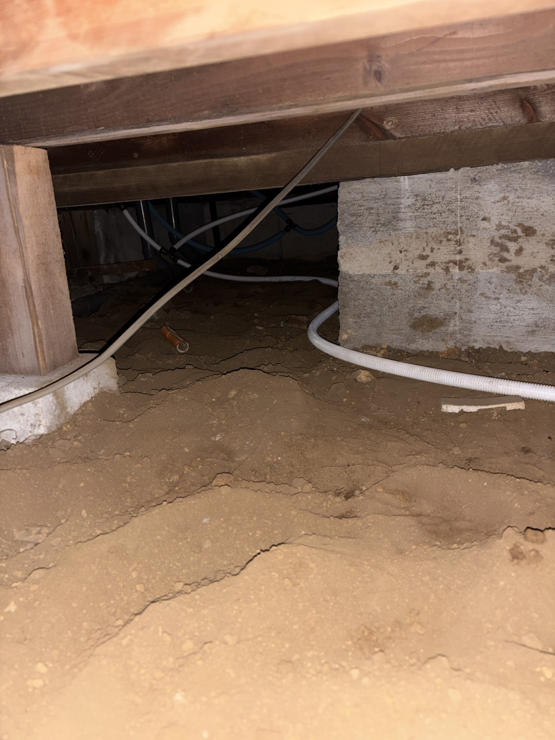 床下の水漏れの画像